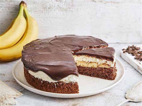 Fertiger Bananenkuchen mit Puddingcreme und Schokoglasur aufgeschnitten