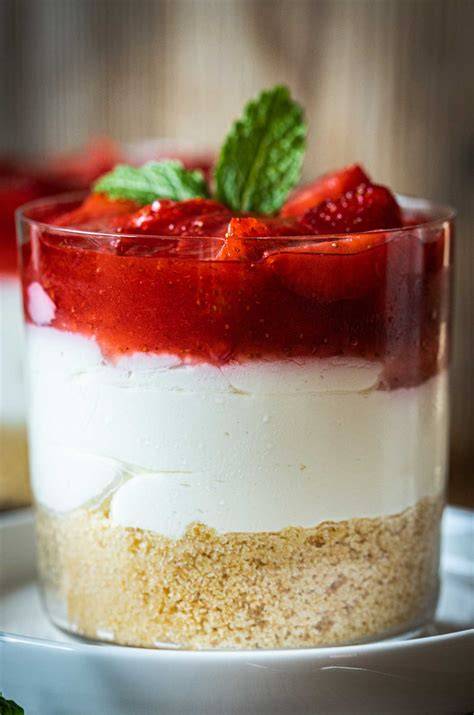 Fertiger Cheesecake im Glas auf einem Picknick-Tisch