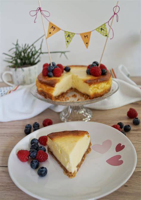 Fertiger Cheesecake mit Herz-Motiven fürs Familienfest