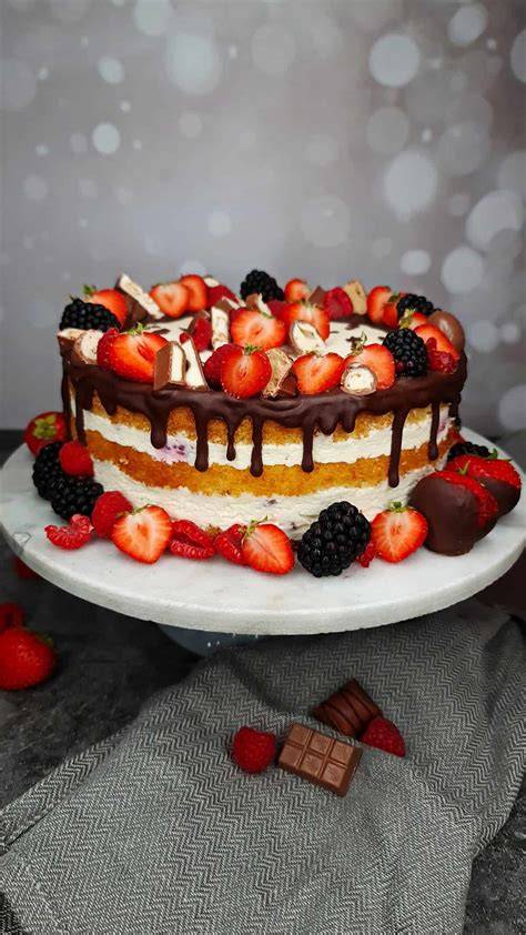 Fertiger Drip Cake mit Schokoladentropfen und frischen Beeren