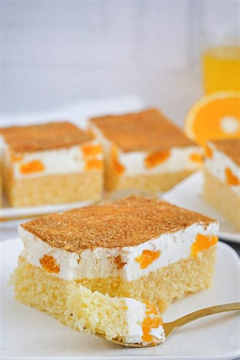 Fertiger Fantakuchen mit Schmand und Mandarinen aufgeschnitten