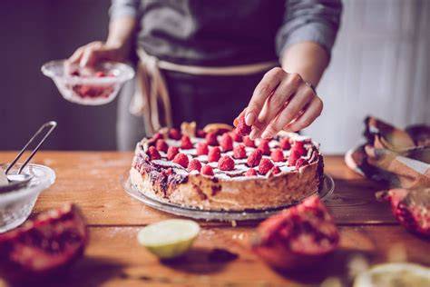 Fertiger Frischkäse-Kirsch-Kuchen, angerichtet auf einer Tortenplatte