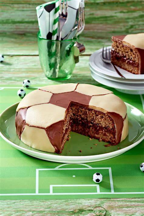 Fertiger Fussball Kuchen mit Spielfeld und Ball Dekor