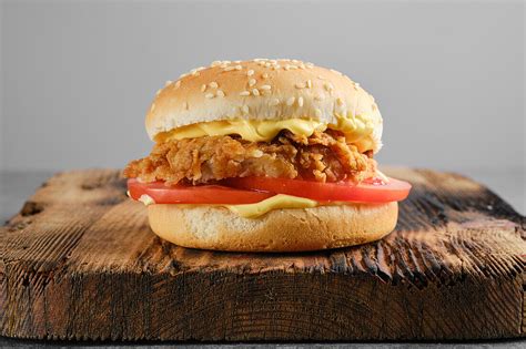 Fertiger Hähnchenburger mit Salat und Tomate