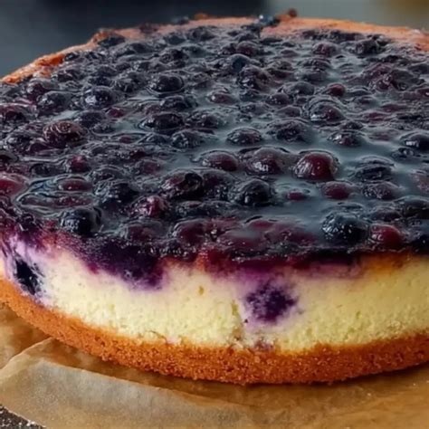 Fertiger Heidelbeer-Schmand-Kuchen mit Beeren