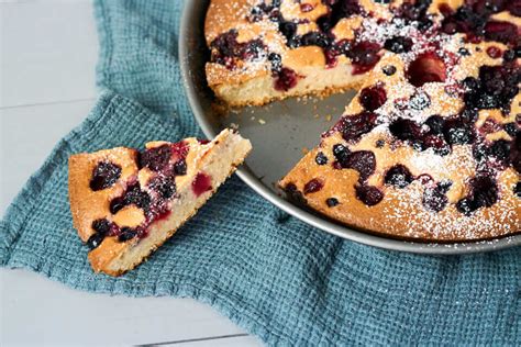 Fertiger Joghurt-Beeren-Kuchen mit Puderzucker-Schablone