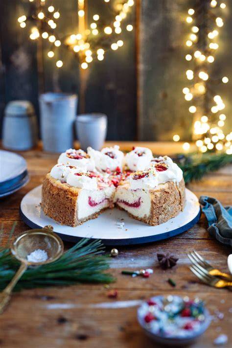 Fertiger Käsekuchen mit Sahnekranz und Punschglanz