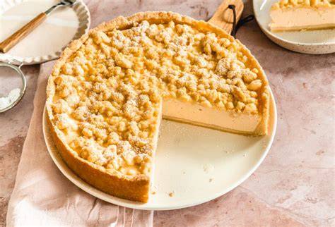 Fertiger Käsekuchen mit goldbraunen Streuseln