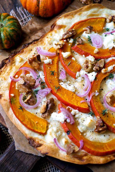 Fertiger Kürbis-Flammkuchen angerichtet