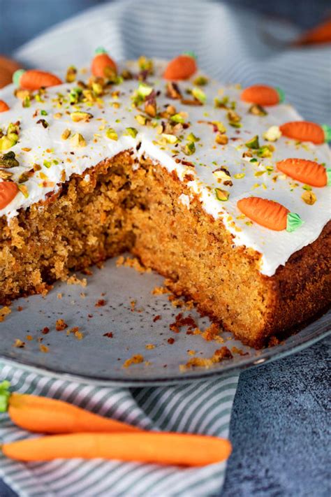 Fertiger Karotten Nuss Kuchen mit Deko auf einem Teller