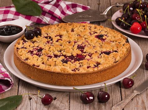 Fertiger Kirschkuchen mit Pudding und Streuseln vom Blech