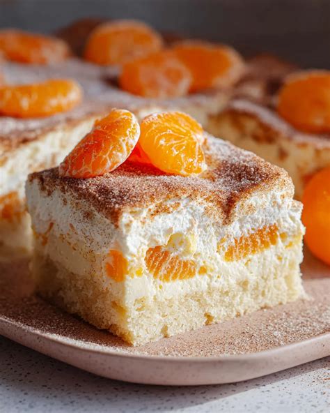 Fertiger Mandarinen-Sahne-Kuchen vom Blech mit Mandelstiften