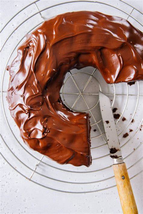 Fertiger Marzipankuchen mit Schokoladenglasur auf einem Kuchengitter