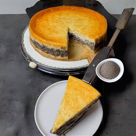 Fertiger Mohnkuchen mit Schmand, angerichtet auf dem Kaffetisch