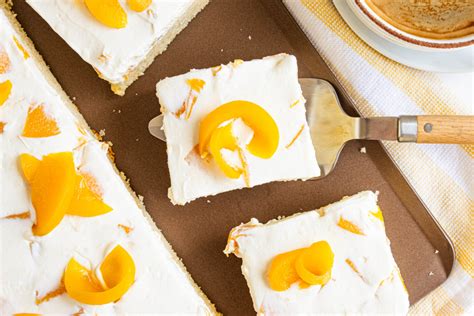 Fertiger Pfirsich-Schmand-Kuchen in Quadraten geschnitten