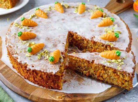 Fertiger Rüblikuchen mit Marzipanmöhrchen dekoriert