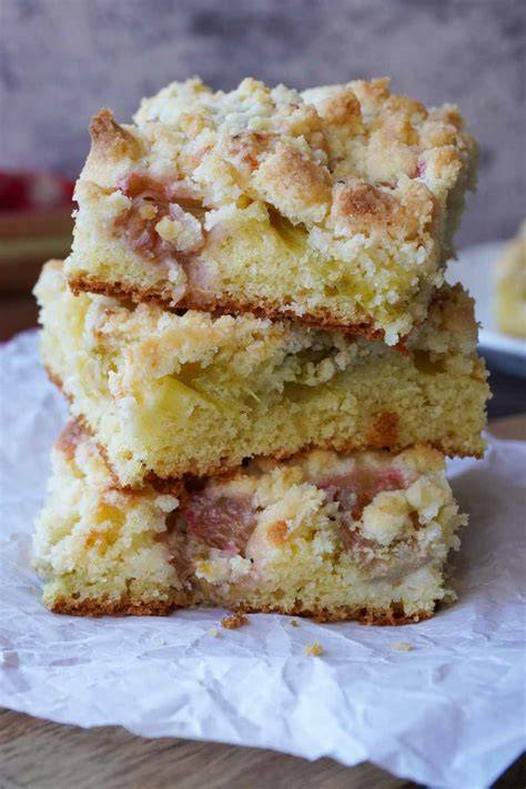Fertiger Rhabarberkuchen mit Streuseln aus dem Ofen