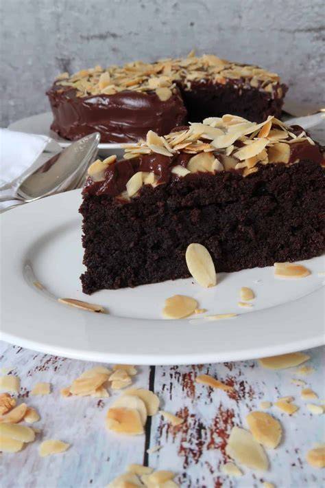 Fertiger Schoko Mandel Kuchen mit Glasur und Dekoration