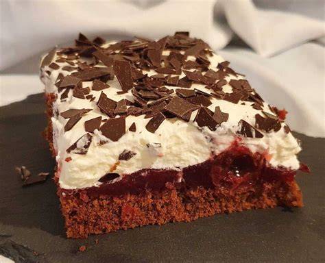 Fertiger Schwarzwälder Blechkuchen mit Sahnetuffs und Kirschen