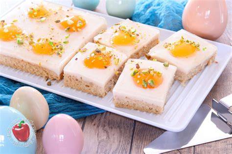 Fertiger Spiegeleikuchen mit Pistazien verziert