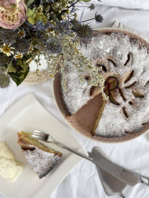 Fertiger Streusel-Früchtekuchen appetitlich angerichtet