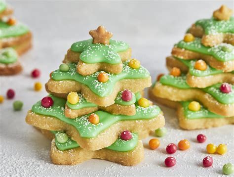 Fertiger Tannenbaum aus gestapelten Plätzchen mit Dekoration
