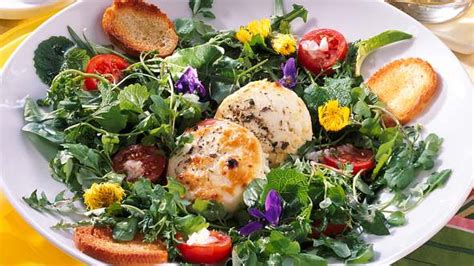 Fertiger Wildkräutersalat mit Honig-Senf-Dressing auf Teller