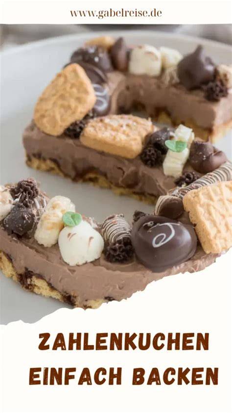 Fertiger Zahlenkuchen auf Servierplatte, zugeschnitten und dekoriert