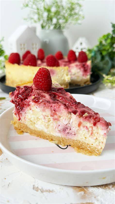 Fertiger Zitronen-Kefir-Käsekuchen mit Himbeeren