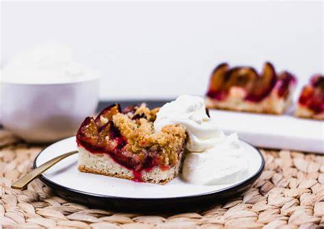 Fertiger Zwetschgenkuchen auf Kaffeetafel mit Schlagsahne