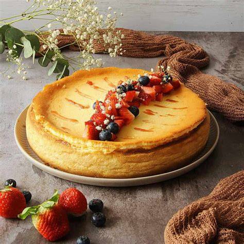 Fertiger cremiger Käsekuchen mit frischen Früchten dekoriert