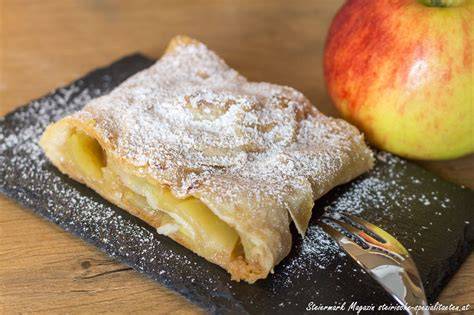 Fertiger eingeritzter und bestrichener Apfelstrudel