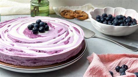 Fertiger mehrschichtiger blauer Kuchen mit Frosting und Heidelbeeren