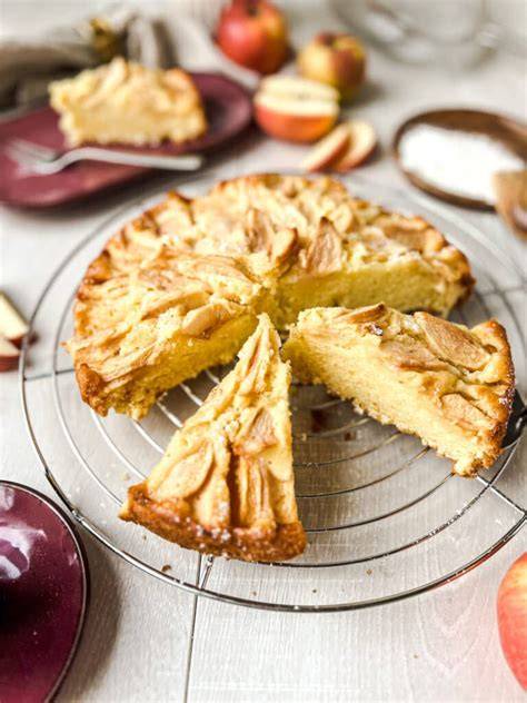 Fertiger veganer Apfel-Schmand-Kuchen angeschnitten