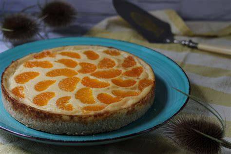 Fertiger veganer Mandarinen-Käsekuchen mit Blüten-Topping