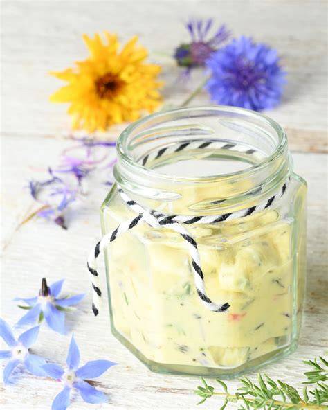 Fertiges Dessert mit Saucenspiegel, Tupfen und essbaren Blüten