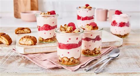 Fertiges Himbeer-Dessert im Glas, geschichtet