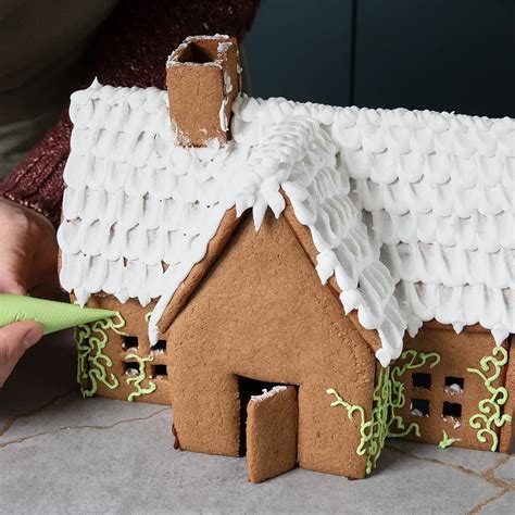 Fertiges Lebkuchenhaus mit reichlich Zuckerguss an den Nähten