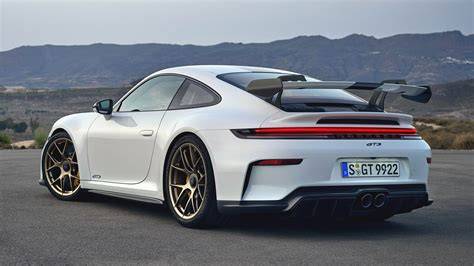 Fertiges Porsche 911 Modell als Geschenk unter dem Weihnachtsbaum