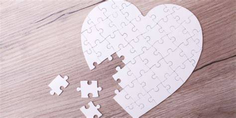 Fertiges Puzzle an der Wand als dekoratives Bild
