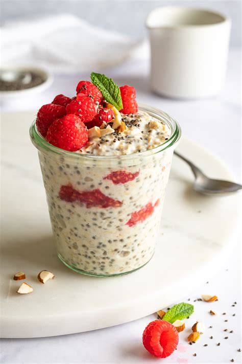 Fertiges Quark-Dessert mit Beeren, Minze und Chiasamen
