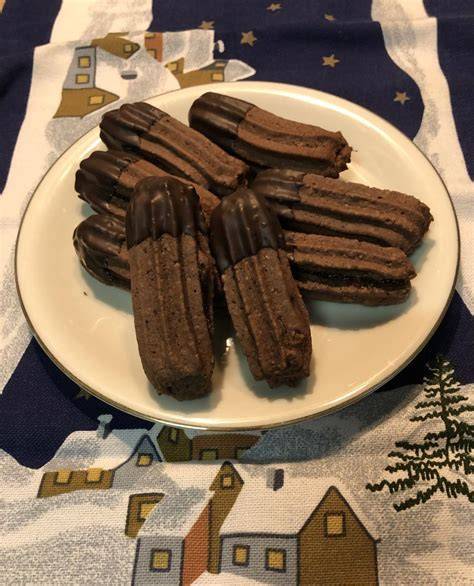 Fertiges Schoko-Marzipan-Spritzgebäck auf Weihnachtsplatte