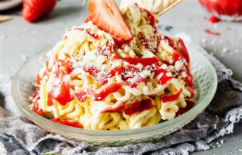 Fertiges Spaghettieis mit Erdbeersoße und weißer Schokolade