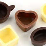 Fertigung der Schokoladenschalen für Pralinen