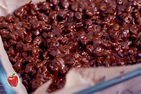 Festgedrückte Schoko-Puffreis-Masse in Form