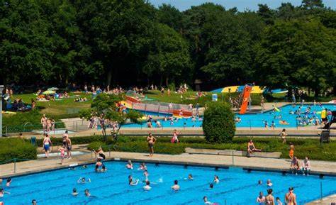 Festivalatmosphäre im Waldfreibad Walbeck mit Foodtrucks und Chill-Out-Areas
