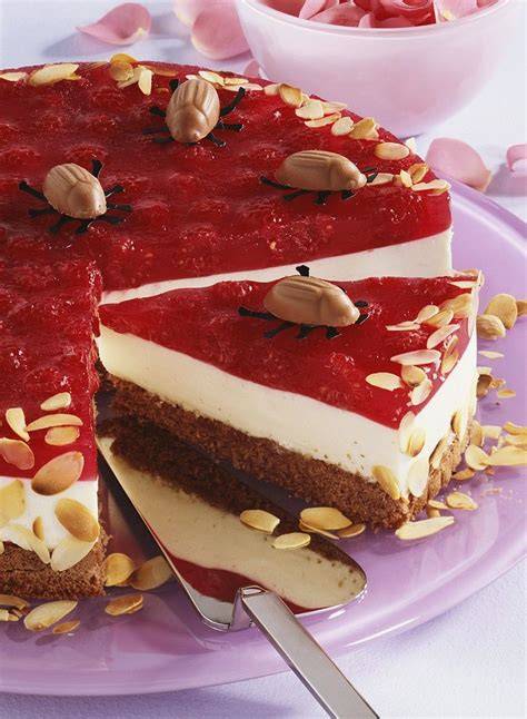Festlich angerichtete Käse-Sahnetorte mit Weihnachtsdekoration