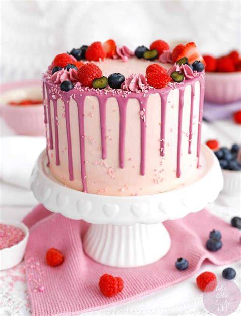 Festlich angerichtete Sachertorte mit Beeren und Keramikgeschirr