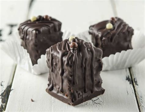 Festlich angerichtete Schokoladen Petit Fours auf einer Servierplatte