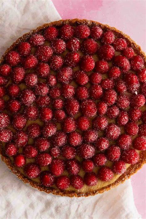 Festlich angerichtete Tarte mit Himbeeren auf einer Kaffeetafel